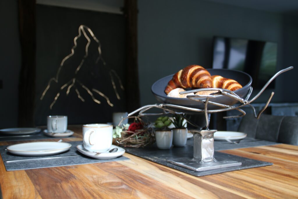 Esstisch mit Frühstück – Ferienwohnung in Täsch bei Zermatt