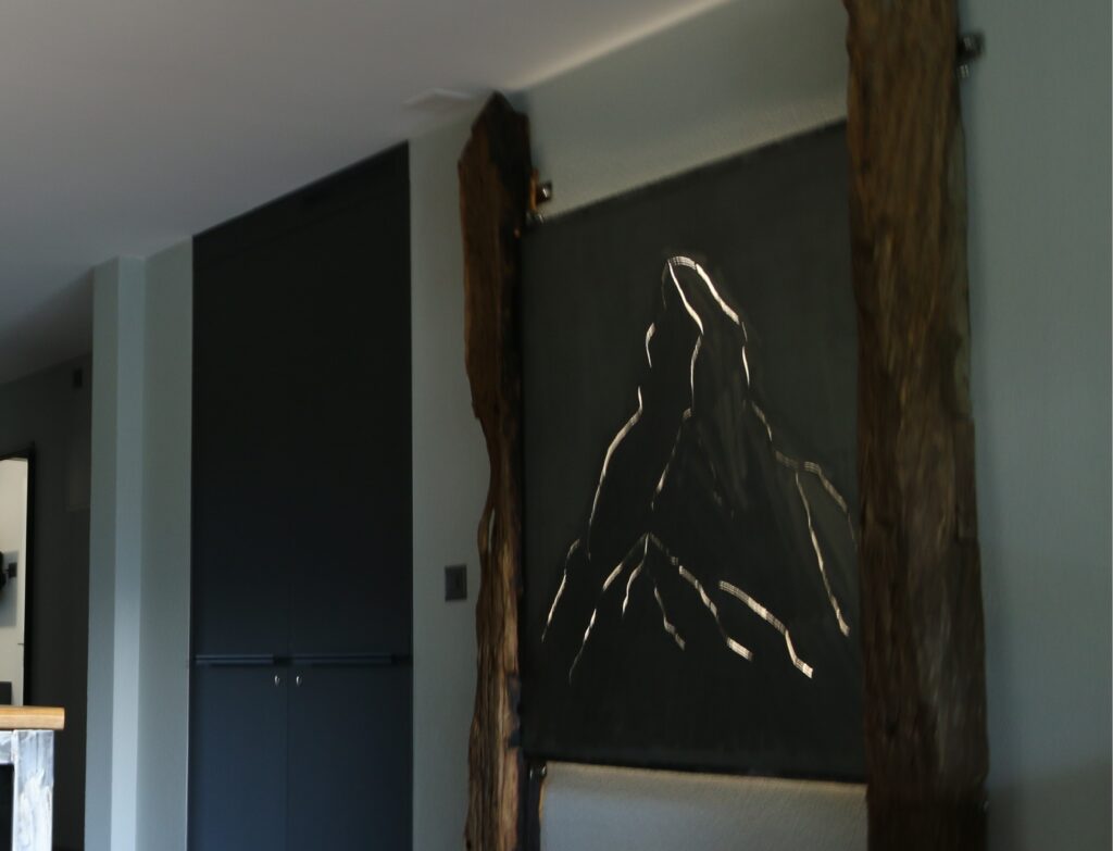 Selbst gebautes Möbelstück mit Matterhorn-Motiv – Ferienwohnung in Täsch bei Zermatt