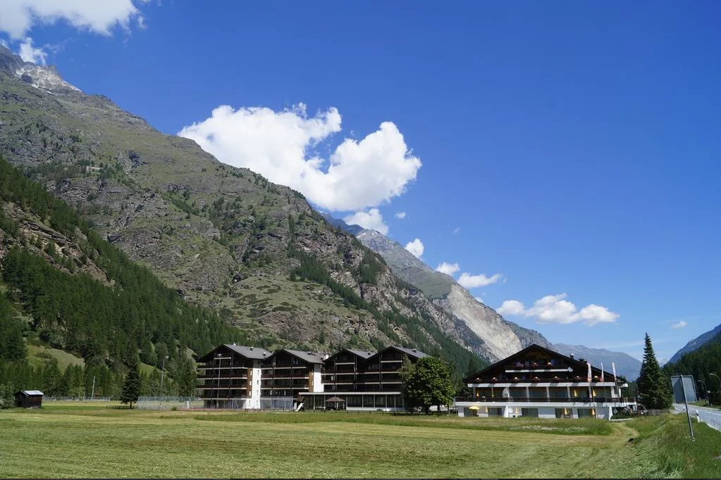 Ferienanlage Monte Rosa im Sommer – Ferienwohnung in Täsch bei Zermatt